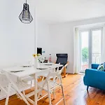 Daire 2br At Historical Chiado *